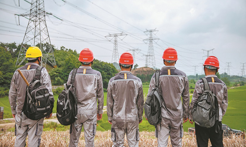 據了解，國網安徽電力通過“護線網格化、治理法制化、巡檢立體化、管控智能化”立體構建密集通道防護體系，確保特高壓密集通道可靠運行。圖為巡檢工作人員的“最美背影”。