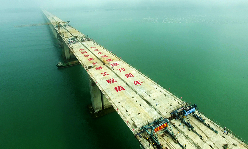 該橋下層為設計時速200公里的雙線I級鐵路，上層為設計時速100公里的雙向6車道高速公路。圖為平潭海峽公鐵兩用大橋最后一個連續剛構公路梁合龍。