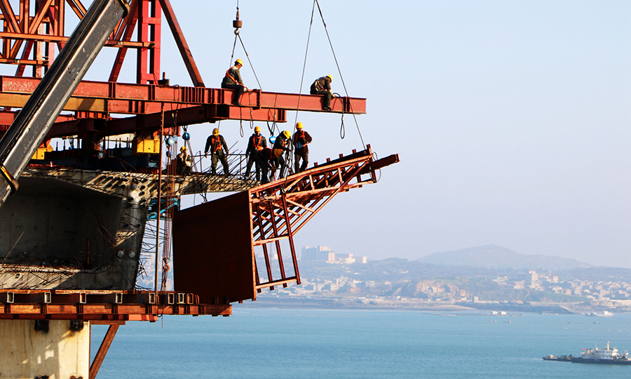 據悉，平潭海峽公鐵兩用大橋建成后將大大縮短福州至平潭的距離，屆時福州與平潭將形成半小時“經濟生活圈”。同時大橋的建設，也將為今后同類型橋梁施工提供借鑒。圖為海上懸澆梁施工。