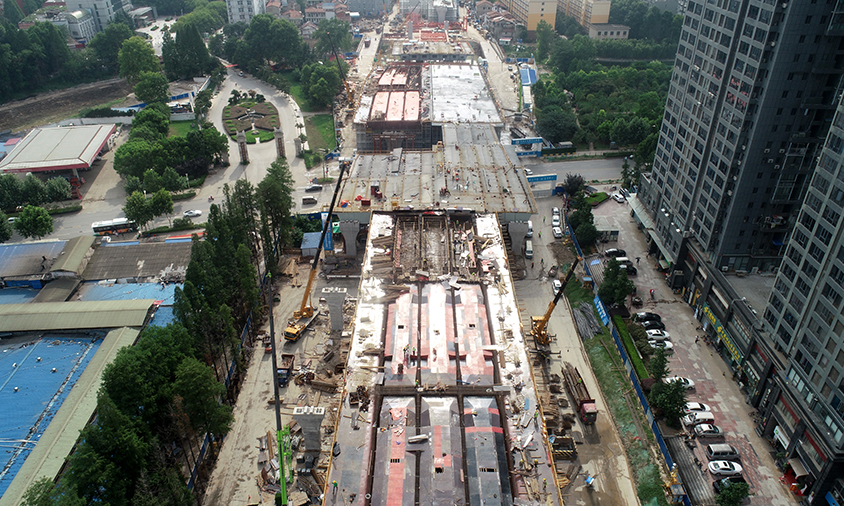 2019年10月18日，第七屆世界軍人運動會將在湖北武漢拉開帷幕。目前，各項籌備工作正在向前推進。由中國鐵建所屬中鐵第四勘察設計院（鐵四院）設計的楊泗港快速通道青菱段是本次世界軍運會重要保障通道，也是當前世界跨度最大、最寬的轉體橋，轉體重量約1.75萬噸。該項目擔負著東湖賓館至武漢體育中心的交通重任，是沿途展現武漢城市形象的重要路線。圖為建設中的楊泗港快速通道青菱段。