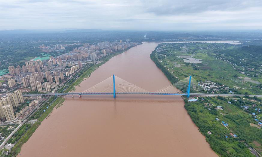 四川省宜賓市南溪區境內的南溪仙源長江大橋于2015年開工建設，2019年1月30日大橋建成通車。南溪仙源長江大橋順利建成通車，結束了當地群眾依靠擺渡過江的歷史，方便了兩岸居民來往出行，促進了當地經濟社會發展。圖為7月23日，無人機拍攝的南溪仙源長江大橋與宜賓市南溪區城區（左）。（新華社記者 劉坤 攝）
