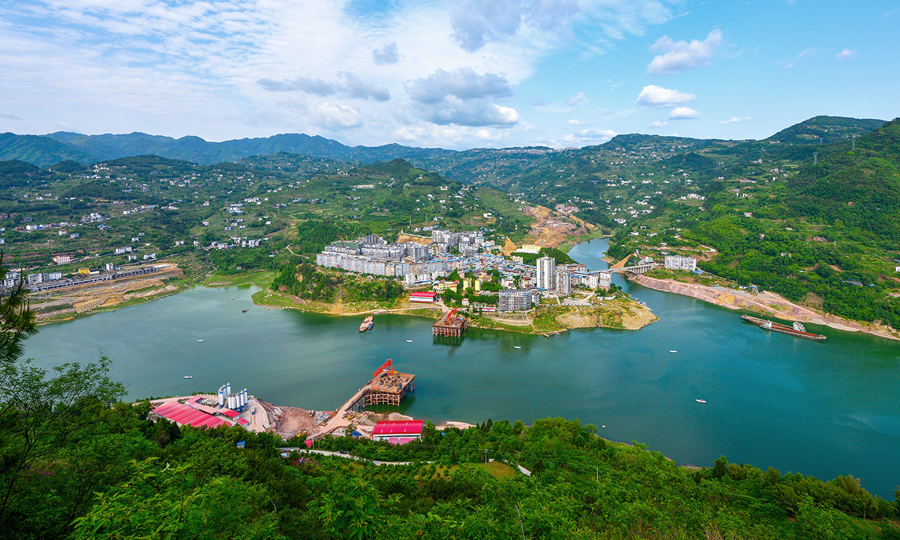 7月18日凌晨2點，經過建設者連續27小時作業，鄭（州）萬（州）高鐵重難點控制性工程彭溪河多線特大橋10號主墩承臺完成混凝土澆筑，標志著該橋深水區作業全部結束，為全線建成通車打下堅實基礎。圖為鄭萬高鐵重點控制工程彭溪河多線特大橋遠景。（劉興敏 攝）