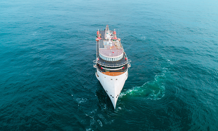 圖為招商極地探險郵輪1號船（CMHI-196-1）進行首側推性能實驗。