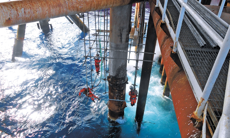 近日，持續的高溫天氣絲毫沒有影響員工的工作狀態，他們堅守崗位保障安全生產。圖為7月5日，中國海油陸豐13-1平臺順利完成平臺開排沉箱D-900漏熱氣點修復作業。現場生產人員和陸地主管齊心協力，解決了一直以來困擾平臺生產的難題，保障了油田的產量和油井的生產時率，消除了隱患，確保了設備的完整性。