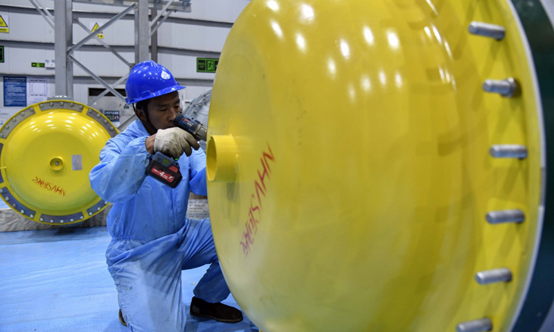 圖為7月11日，工作人員在棗莊1000千伏特高壓變電站作業。（新華社記者 郭緒雷 攝）