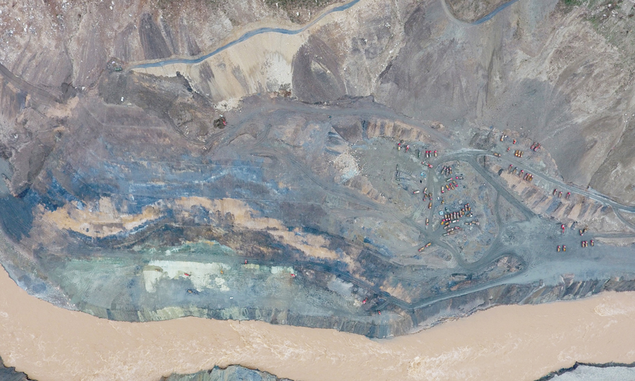 自6月2日開工以來，該局490多名干部職工堅守工作崗位，在川西高原晝夜鏖戰40天，成功將左岸殘體開挖至2915高程，彰顯了央企力量，創造了安能速度。圖為7月12日，無人機航拍的施工現場。