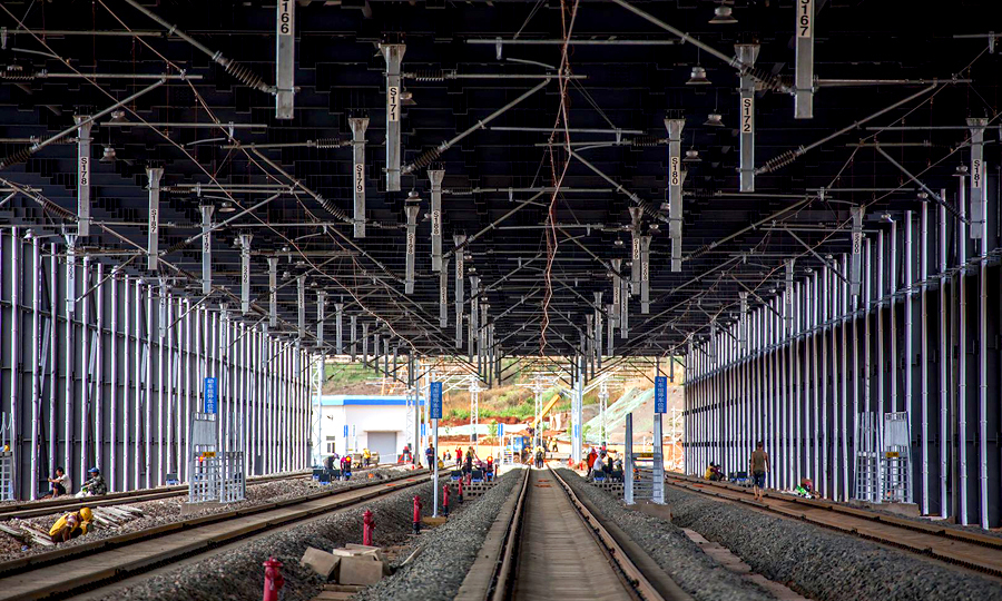 該項目部在施工過程中進行了技術革新，運用BIM技術進行線纜布放，采取自主研發的智能電纜敷設機敷設電力電纜，從而保證施工工藝和質量。圖為昆明動車所存車庫。（陳暢 攝）