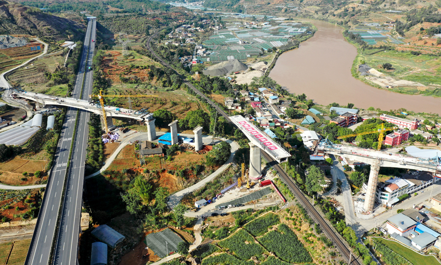 據了解，經過近3年時間的建設，新成昆鐵路峨米段建設正進入攻堅階段。鐵路建成后，將有效緩解老成昆鐵路的運輸壓力，從成都到昆明，將可開行高速列車，兩地的火車通行時間，也將由過去的20個小時，縮減到6小時左右。圖為大橋轉體中。