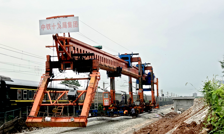 蒙華鐵路全長1837公里，跨越蒙、陜、晉、豫、鄂、湘、贛7省區，是繼大秦線之后國內又一條超長距離運煤大通道。蒙華鐵路全線參建單位30多家，中國鐵建所屬13家單位承建了19個標段。其中，中鐵十九局和中鐵十一局參與了鋪軌。圖為中鐵十九局為蒙華鐵路全線鋪軌最后一公里。
