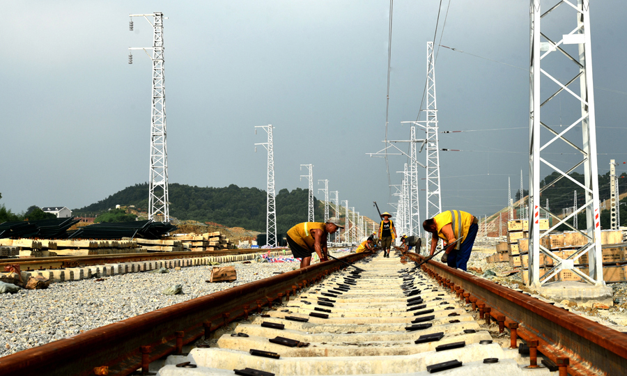 蒙華鐵路鋪軌首次采用在鋼軌上打焊工鋼印的方式，確保每條軌道焊接質量實現終身可追溯。建設者還建立了鐵路調度安全信息化管理系統，可實現施工作業車輛衛星實時定位、調度命令實時接收等功能，在保障施工安全的同時，提升了調度指揮能力和施工生產效率。圖為中鐵十九局蒙華鐵路鋪架4標正在鋪設站線鋼軌。