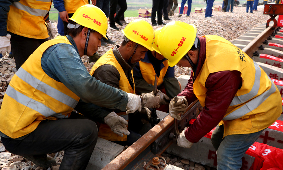 據了解，蒙華鐵路連接蒙陜甘寧能源“金三角”地區，貫穿長江中游城市群，銜接多條煤炭集疏運線路，是“北煤南運”新的國家戰略運輸通道。圖為建設者安裝夾板。
