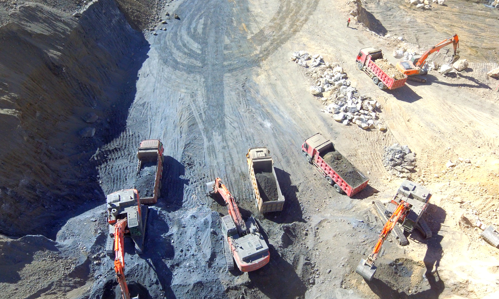 金沙江白格堰塞湖左岸殘體應急處置工程在60天內完成約245萬方的開挖轉運方量，平均每天4.9萬方，最高強度6.7萬方。為保證工程迅速開工，中國安能第三工程局按照搶險救援模式，迅速啟動應急響應。圖為6月24日，無人機航拍的工程施工現場。（李明 攝）