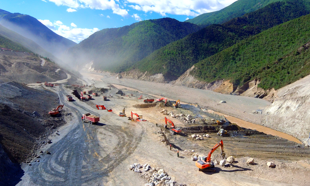 近日，中國安能第三工程局承擔的金沙江白格堰塞湖左岸殘體應急處置工程順利開工，該項目是去年金沙江白格堰塞湖排險的后續工程，要在汛期到來之前將滑坡體左岸2920高程以上的殘體全部清除，確保今年金沙江能夠安全度汛。圖為6月24日拍攝的施工現場。（李明 攝）