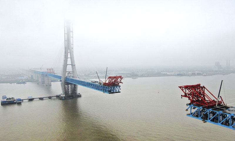 滬通長江大橋全長11072米，主橋長2296米，主跨1092米，是滬通鐵路全線的控制性工程，設計為上層6車道高速公路，下層4線鐵路。圖為6月27日，無人機拍攝的滬通長江大橋南主塔。（新華社記者 許叢軍 攝）