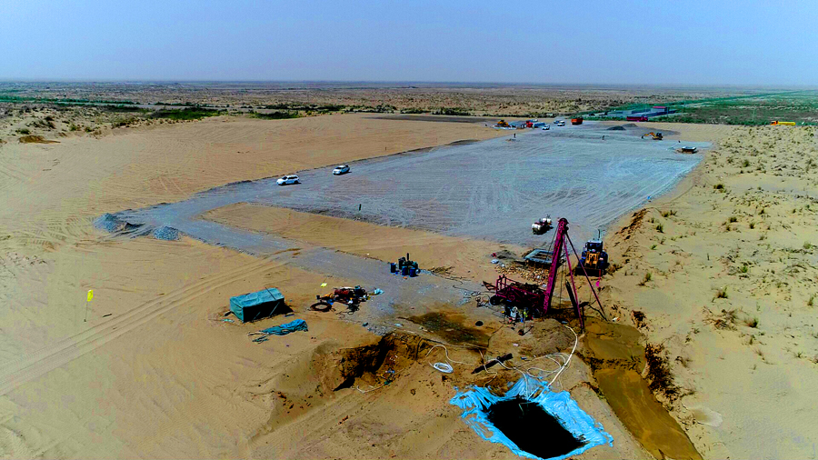 且末梁場位于新疆巴州且末縣境內，占地約162畝，承擔976片T梁預制任務，為全線唯一的沙漠梁場。梁場所在地區氣候干旱，水資源匱乏，風沙天氣多，晝夜溫差大，且為風沙地貌，地質條件極差，加之當地沒有鐵路，給施工組織帶來很大困難。圖為施工現場。