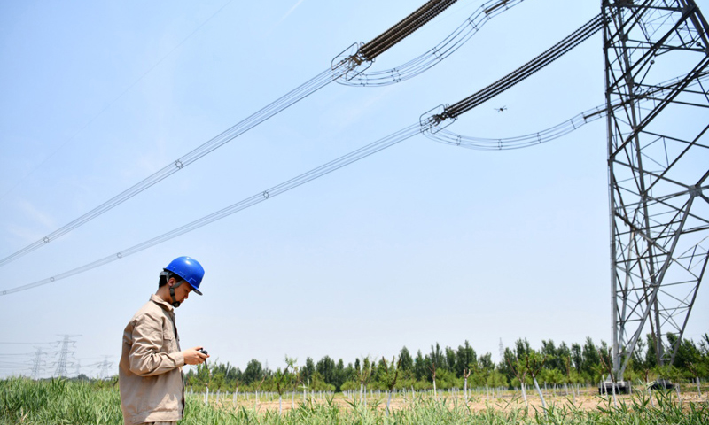 圖為6月24日，電力工人操作無人機進行巡檢工作。（新華社記者 李然 攝）