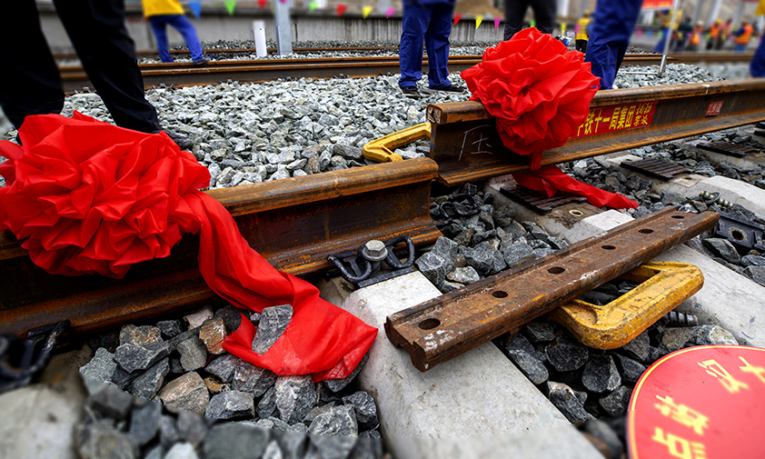 漢十高鐵全線軌道鋪通是漢十高鐵建設的標志性節點，后續將全力推進軌道精調、“四電”設備安裝及調試等，為下一步靜態驗收和聯調聯試奠定堅實基礎。圖為最后一對鋼軌到達接軌地點。（彭特 攝）
