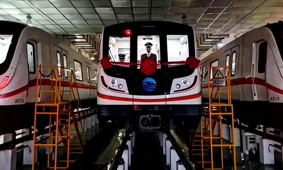 該工程四次下穿黃河上游蘭州段主河道，分別位于深安大橋南站至蘭州城市學院（省科技館）站、蘭州海關站至馬灘站兩個區間，地處七里河斷陷盆地內，這種地層具有高滲透性和大孔隙等特征，不但穩定性差，而且含有大塊的硬質漂石，對施工是極為嚴峻的考驗。圖為待發的列車。（范成濤 攝）