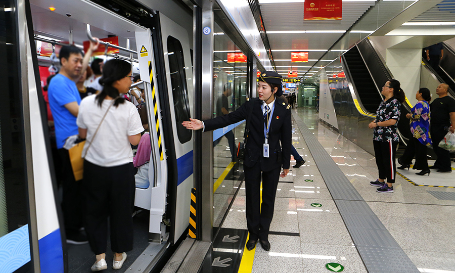 蘭州軌道交通1號線的建成拓展了蘭州的發展空間，助推了蘭州經濟的發展。圖為站務員解答乘客疑問。（范成濤 攝）
