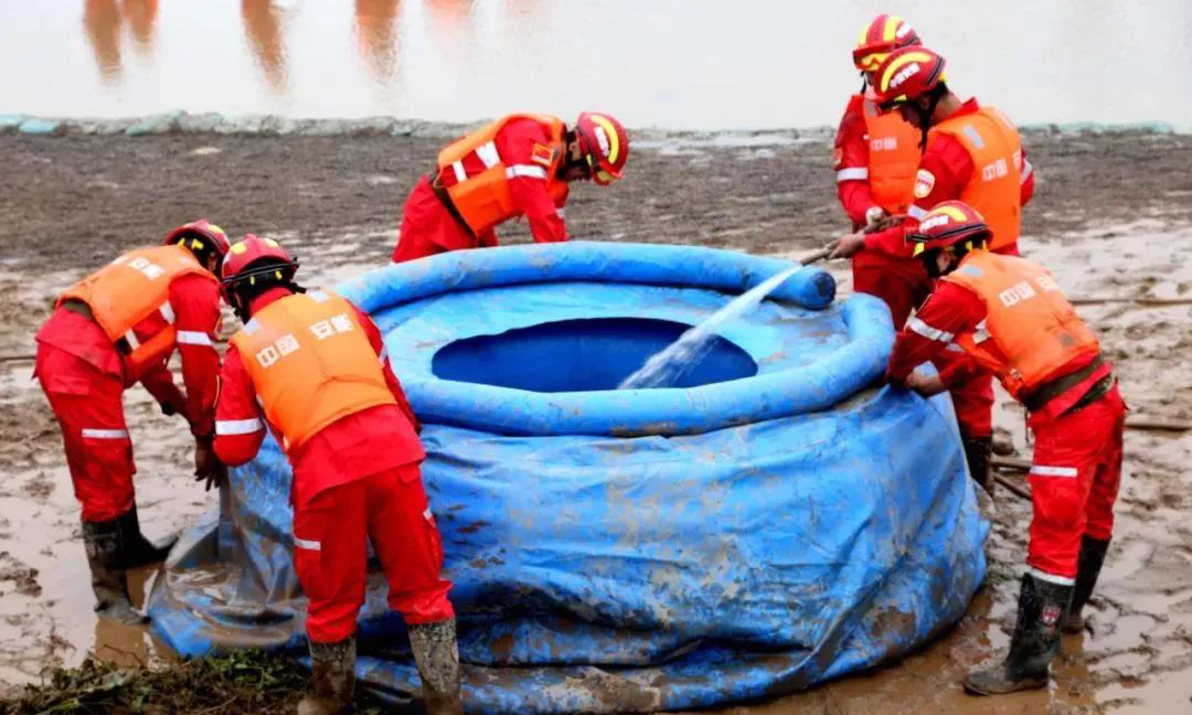 圖為搶險隊員正在采用充氣式圍井緊急處置突發管涌險情。