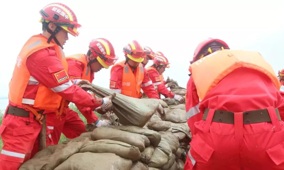 圖為搶險隊員搭設土袋子堰。