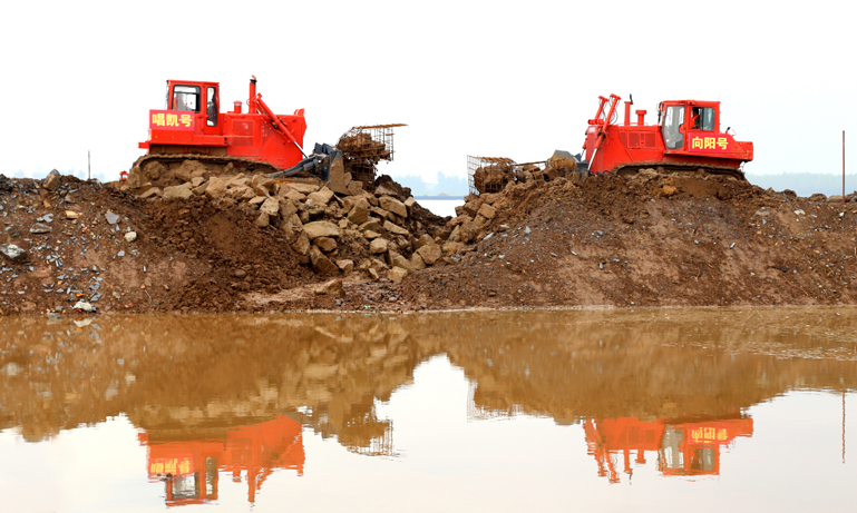 圖為重型機械在封堵決口。