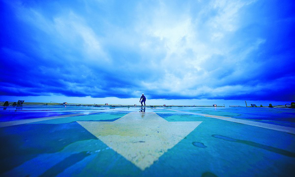 近期，南方強降雨天氣逐漸推移到北部灣海域，中國海油各海上平臺開啟了迎接大風及強降雨模式。圖為6月12日，中國海油潿洲12-1W平臺人員正在對飛機甲板電氣設備和飛機防滑網牢固性進行檢查。