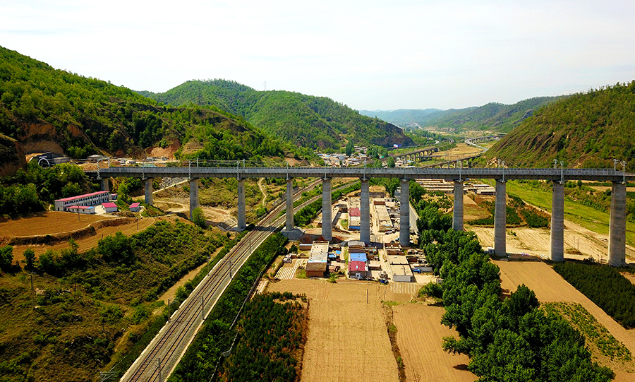 近日，隨著全橋聲屏障安裝檢測結束，由中國鐵建所屬中鐵二十局承建的“蒙陜段第一高橋”——蒙華鐵路跨包西鐵路特大橋全面完工。該橋位于革命圣地延安境內，全長646.1米，有空心橋墩16個，最高空心墩柱高達58米，高度為蒙華鐵路蒙陜段119座大中橋梁之首，是蒙陜段重點控制性工程。圖為蒙華鐵路蒙陜段第一高橋全面完工。（許崗 攝）