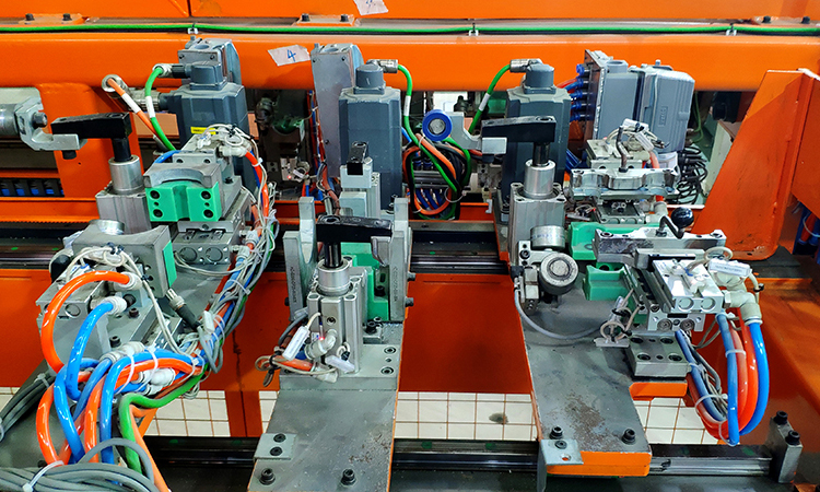 此外，腕臂均帶有唯一二維碼“身份證”，實現可追溯、全生命周期信息化管理。據綜合測算，智能化生產線的產能為人工預配的5倍，單套腕臂預配成本卻僅為人工預配的一半。圖為卡件固定。