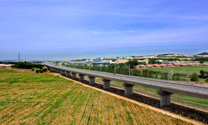 面對復雜的施工條件，中鐵十九局形成了9條完整標準化作業線，在加快施工進度的同時也保證了實體工程的質量和安全。中鐵十九局在赤喀高鐵全線還參建了跨油庫特大橋、南洼水庫特大橋和南房身隧道等重點工程。圖為中鐵十九局承建赤喀高鐵南洼水庫1號特大橋。