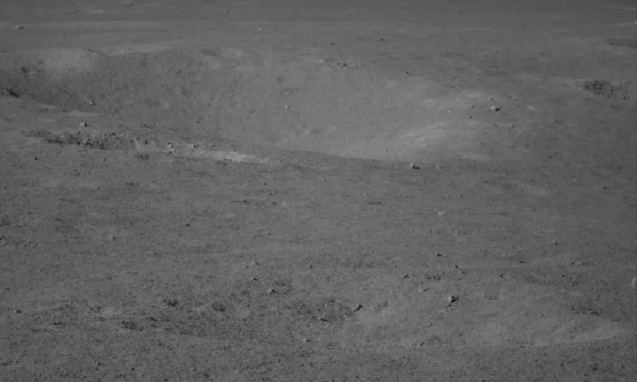 在本月晝期，嫦娥四號著陸器工況正常，月球中子及輻射劑量探測儀、低頻射電譜儀等有效載荷按計劃開展探測工作，地面接收數據正常。“玉兔二號”巡視器主要完成對目標點及移動車轍的科學探測，感知周圍的環境和地形。本次月晝巡視器總里程成功突破200米，目前累計行駛212.99米。圖為“玉兔二號”巡視器相機拍攝畫面。