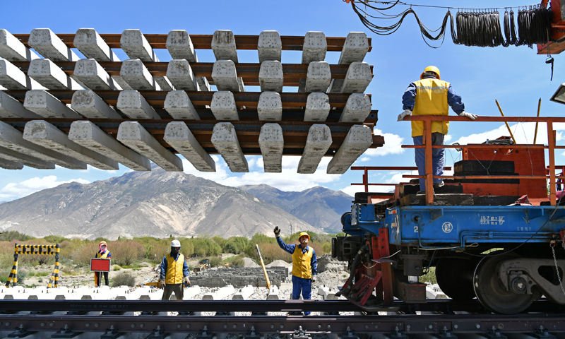 拉林鐵路正線全長435公里，設計時速160公里，是西藏首條電氣化鐵路。圖為6月6日，負責鋪軌的中鐵十一局集團的建設者在現場作業。（新華社記者 李鑫 攝）