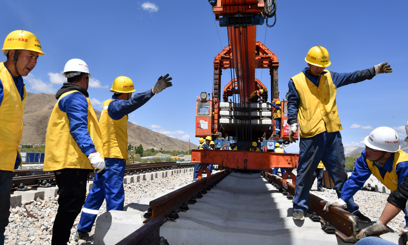 圖為6月6日，負責鋪軌的中鐵十一局集團的建設者在現場作業。（新華社記者 覺果 攝）