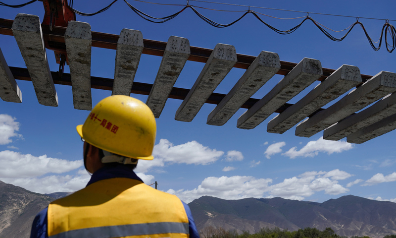 圖為6月6日，負責鋪軌的中鐵十一局集團的建設者在現場作業。（新華社記者 普布扎西 攝）