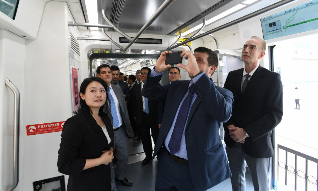 列車采用8輛編組，最高設計速度100公里/小時，最多可載客2538人。