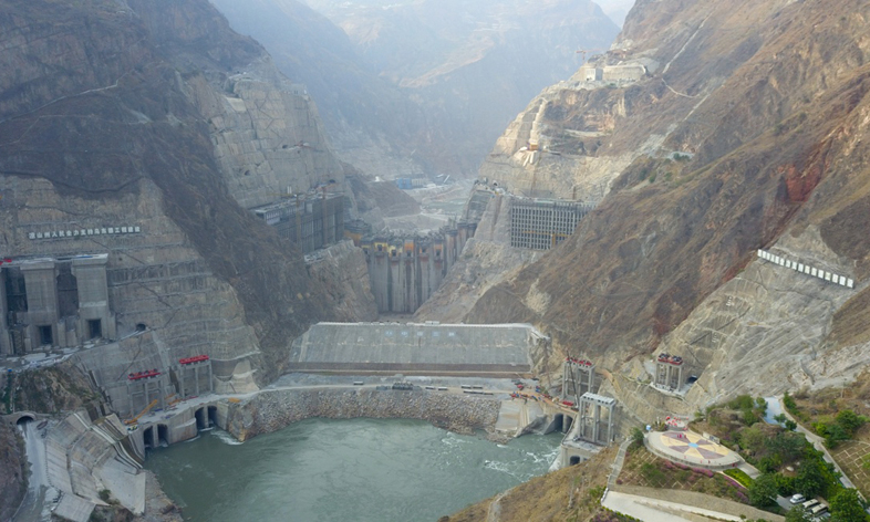圖為5月30日，無人機拍攝的建設中的烏東德水電站全景。（新華社記者 陳曄華 攝）