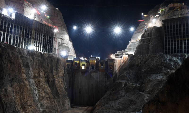 圖為5月31日，正在緊張施工的烏東德水電站大壩主體工程夜景。（新華社記者 陳曄華 攝）