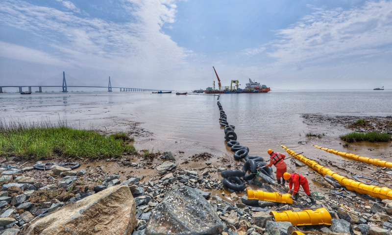 圖為6月2日，最后一段海底電纜從海纜施工船上緩緩拖向舟山大鵬山島的終端站。（新華社記者 徐昱 攝）