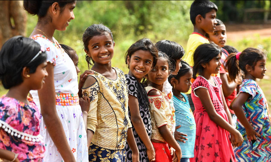 當地兒童喜歡聚集在項目空地上，一邊嬉戲玩耍，一邊憧憬著公益課堂建成。