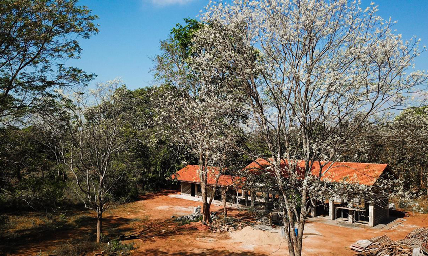 “一帶一路”倡議提出以來，作為扎根斯里蘭卡的中國企業，中建裝飾集團所屬東方裝飾與清華大學ICA(學生國際公益設計協會)團隊共同發起“斯里蘭卡兒童公益課堂設計與建造項目”，作為“夢想建造者”共同幫助當地改善教育狀況，在“六一”兒童節到來之際帶給當地孩子一份特別的節日禮物。