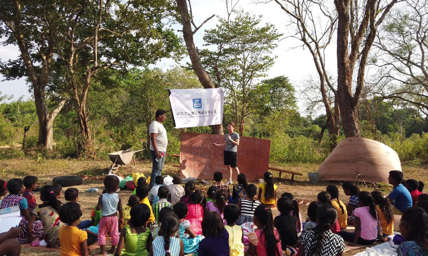 “夢想建造團隊”為當地兒童開展中英文課堂教學。