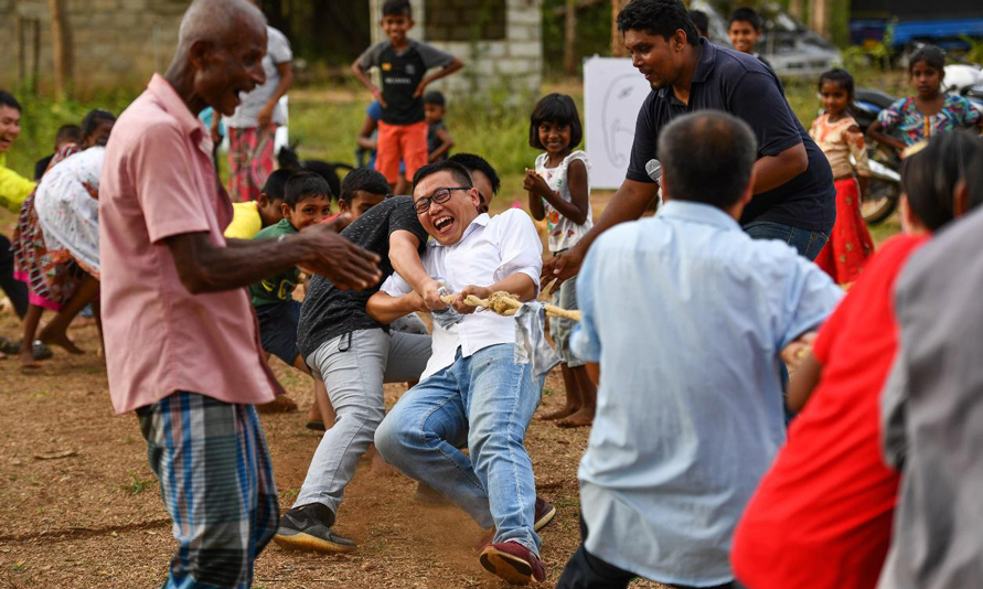 在新年聯歡上，胥超的項目團隊和當地人混合組隊進行拔河比賽。