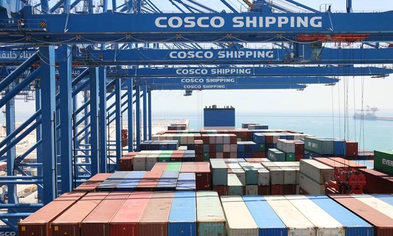 圖為5月25日，在阿聯酋阿布扎比哈里發港，“中遠海運太陽輪”在阿布扎比碼頭現場作業。（新華社記者 蘇小坡 攝）