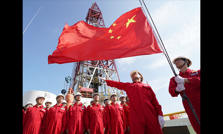 圖為5月25日，“南海二號”舉行升國旗儀式。（新華社記者 王毓國 攝）