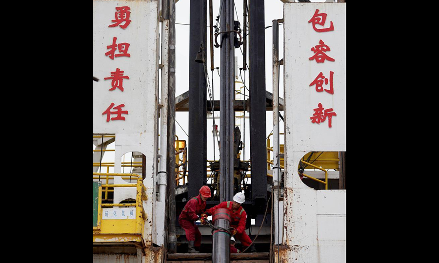 圖為5月24日，鉆工在平臺上作業。（新華社記者 王毓國 攝）