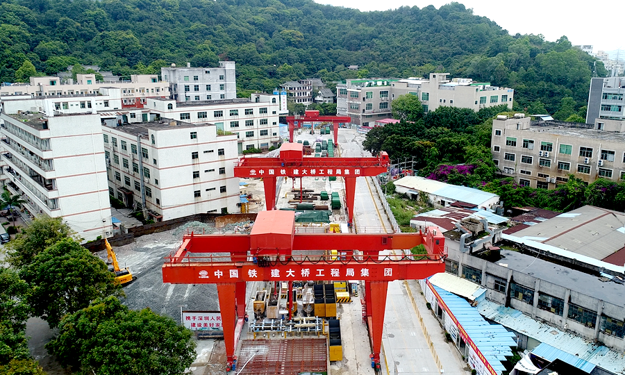 日前，深圳地鐵6號線羊臺山隧道雙線貫通，標志著中國鐵建大橋局二公司成功攻克國內地鐵TBM施工“第一硬”隧道施工難題。圖為羊臺山隧道入口的施工現場。
