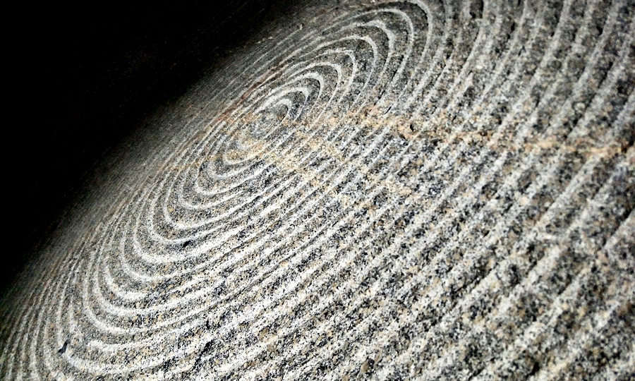 深圳地鐵6號線全長約37.65公里。羊臺山隧道是該線控制性工程，左右線均長3.29公里，需要下穿廣深港高鐵線、機荷高速公路等。地段巖石為花崗巖，巖層硬度達210兆帕，具有我國“第一硬”地鐵隧道之稱。對比城市地鐵TBM施工理想硬度80兆帕而言，尚屬國內首例，無經驗可循。圖為施工掌子面。