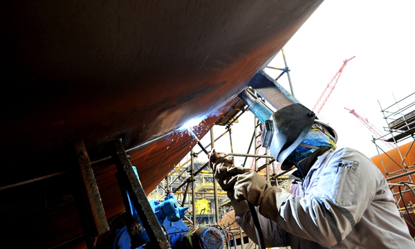 流花油田是我國首個海上自營整裝深水油田。2018年7月8日，流花16-2油田群開發項目在青島開工建造，在國內第一次應用水深420米的單點系泊系統。據悉，單點系泊系統猶如“定海神針”，可將FPSO（浮式生產儲卸油裝置）固定在劃定海域，保證FPSO在各種風浪作用下受力最小，以適應海上長期連續工作。圖為一名施工人員正在進行組對焊接。