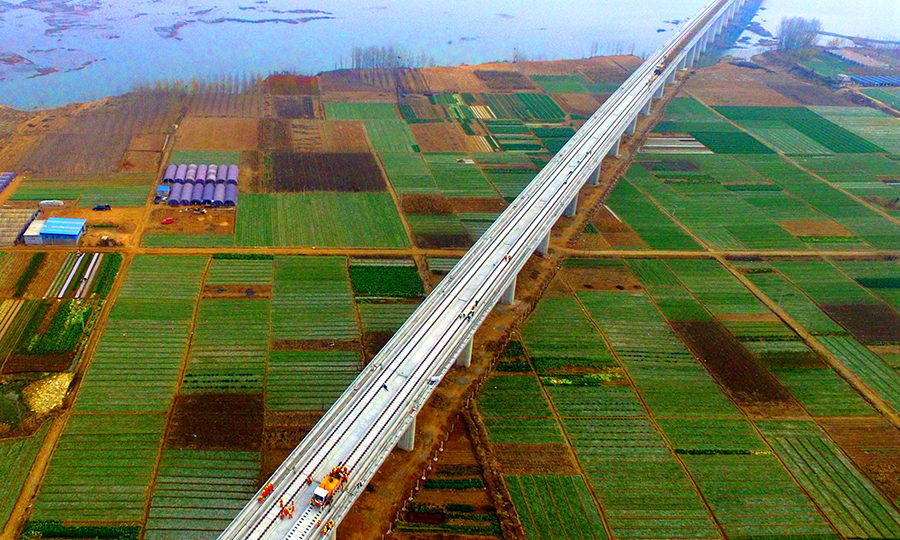 5月20日，魯南高鐵日曲段進入靜態驗收階段，沂蒙山區首條高鐵距離通車又近了一步。圖為中國鐵建所屬中鐵十四局魯南高鐵沂河特大橋鋪軌施工現場。