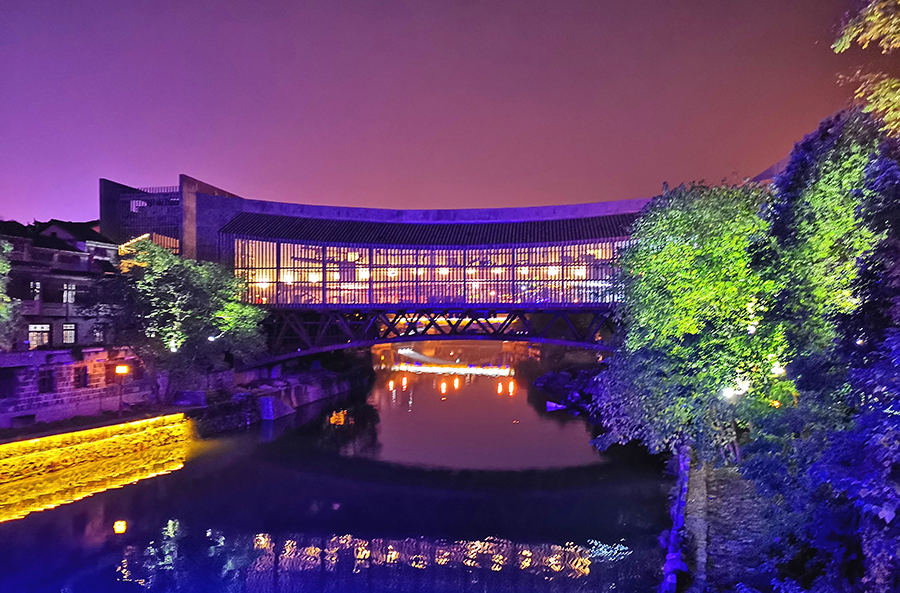 該項目順利落成將有效填補我國在該領域的施工空白，為今后同類型施工提供寶貴經驗。截至目前，吉首美術館橋已獲新加坡室內設計大獎展覽類金獎、第十二屆中國國際室內設計雙年展銀獎、全球華人金創獎（臺北）等3項大獎。開館后將展出國內外眾多知名藝術家的作品，全面提升歷史文化名城乾州古城的文化品質，為湘西人民及國內外游客帶來高雅藝術的視覺享受。圖為美術館橋夜景。